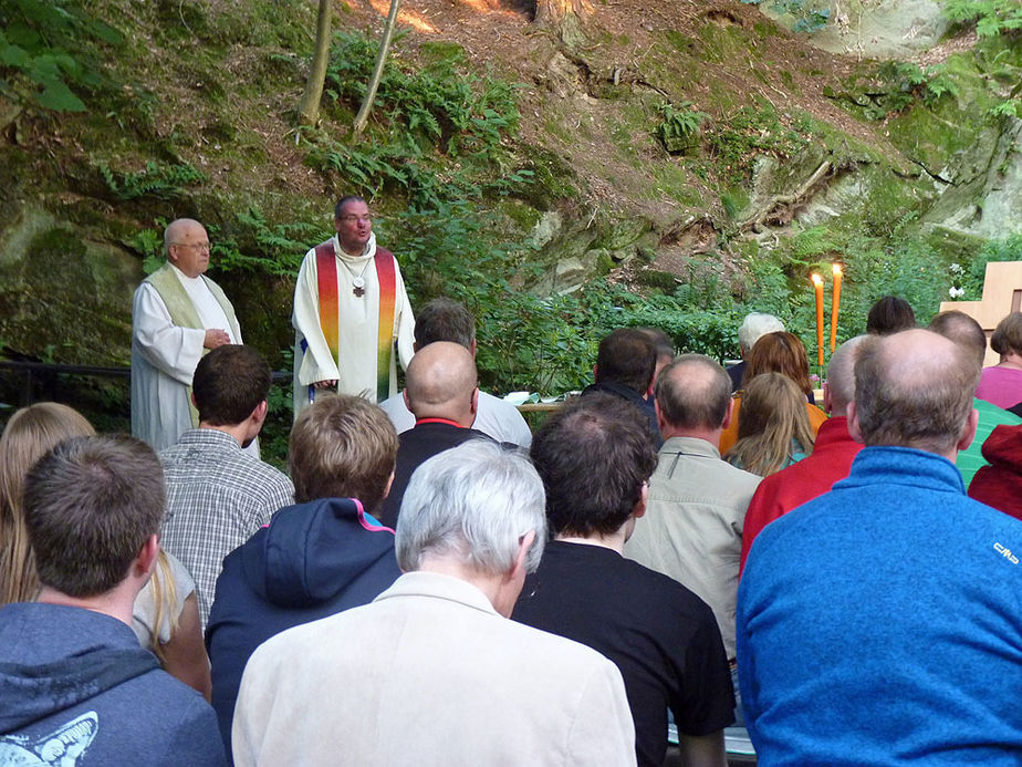 Wallfahrer aus Meschede besuchten die Fatima Grotte (Foto: Karl-Franz Thiede)